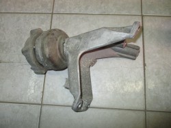 Опора двигателя правая для Ауди А8 D3 (2002-2010) 6.0L BHT W12 б/у